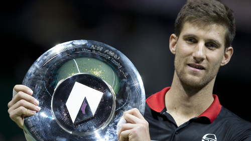 Slovenský tenista Martin Kližan pózuje s trofejou po zisku titulu na tenisovom turnaji ATP v holandskom Rotterdame.