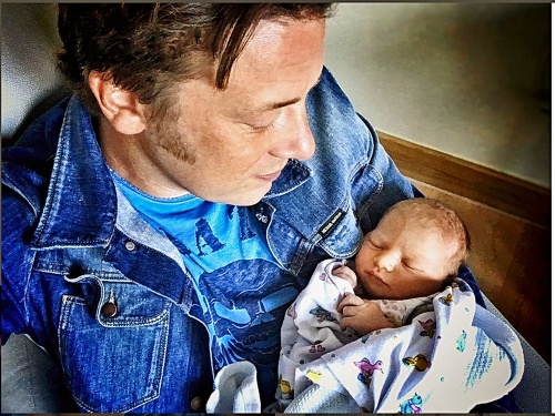 Jamie sa pochválil spoločnou fotografiou s práve narodeným synčekom. 