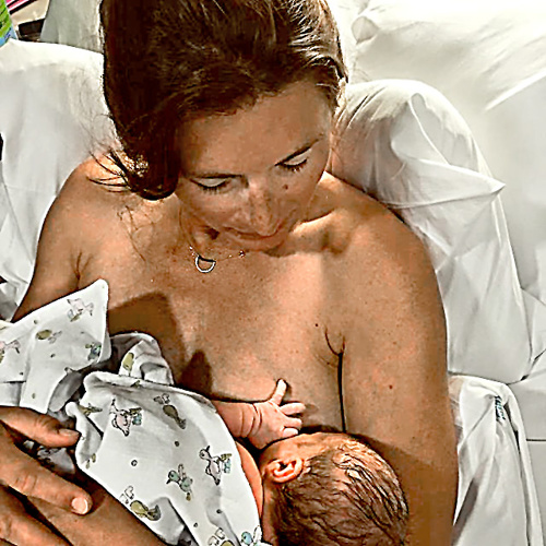 Mama Jools zverejnila foto kojenia. 