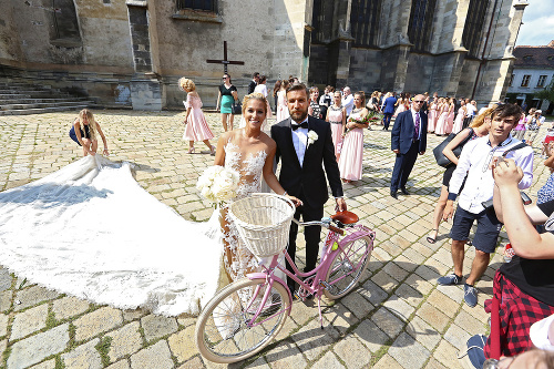 Keďže Dominike ukradli milovaný bicykel, denník Nový Čas jej dal vyrobiť na mieru nový a dostala ho ako svadobný dar.