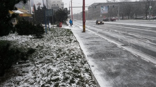 Predpovede meteorológov sa naplnili do bodky, Bratislava sa zahalili do bielej.