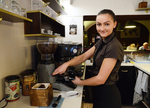 Dôležitá je už aj príprava samotnej kávy. Pri kávovare čašníčka Katarína Kirschnerová.