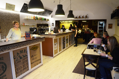 V ocenenej novoveskej kaviarni v centre mesta nikdy nemajú núdzu o zákazníkov.