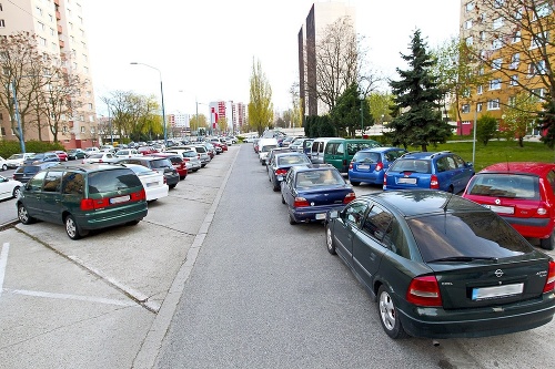 Len polovica Petržalčanov parkuje na to určených miestach, ďalší zaparkujú, kde sa dá.