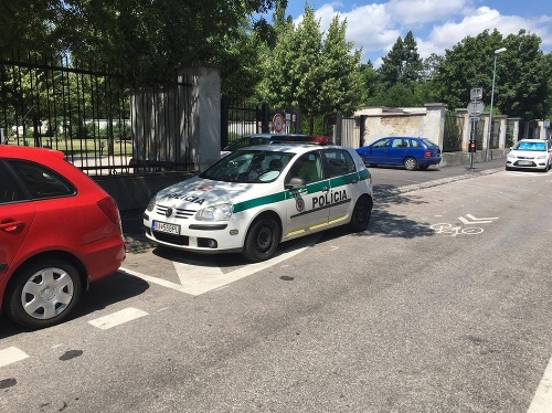 Policajti pred Prezidentskou záhradou v Bratislave.