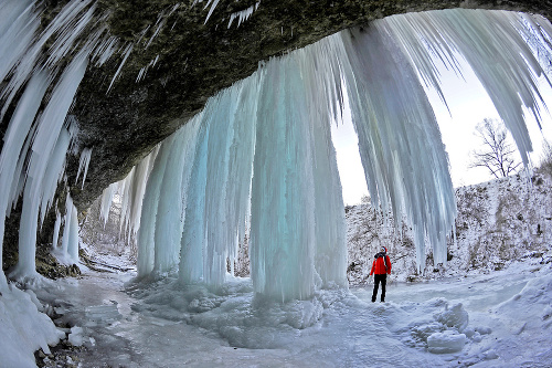 Ľadopád na Šikľavej skale považujú turisti za jeden z najkrajších.