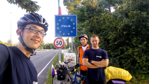 7. deň, hranice Talianska: Samo (19), Tomáš (18) a Dano (18) plánujú ďalšiu cestu na sever za polárnou žiarou.