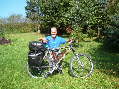 Janusz (80) všetok svoj majetok venoval charite, aby mohol cestovať na bicykli po celom svete.
