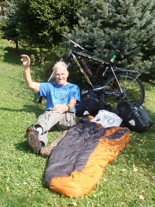 Janusz (80) všetok svoj majetok venoval charite, aby mohol cestovať na bicykli po celom svete.