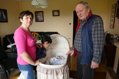 Magdaléna (62) a Vladimír (63) si dôchodok užívajú s adoptovaným synčekom Erikom (8) a bábätkom, ktoré čaká na novú rodinu.