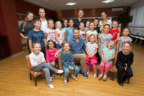 Modrovský so zverencami: Tieto  deti sú pre tanečníka jeho druhou rodinou. 