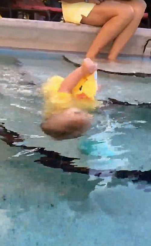 Malá Josie bola niekoľko sekúnd pod hladinou bazéna.