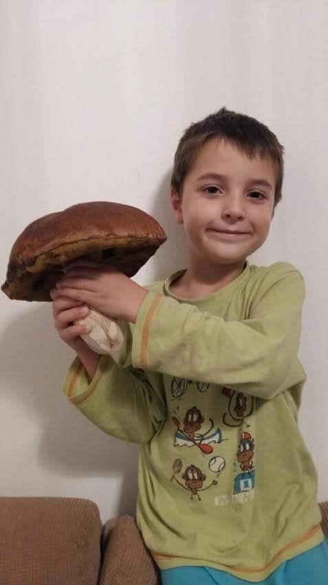 Matejko (5) sa teší z obrovského dubáka.