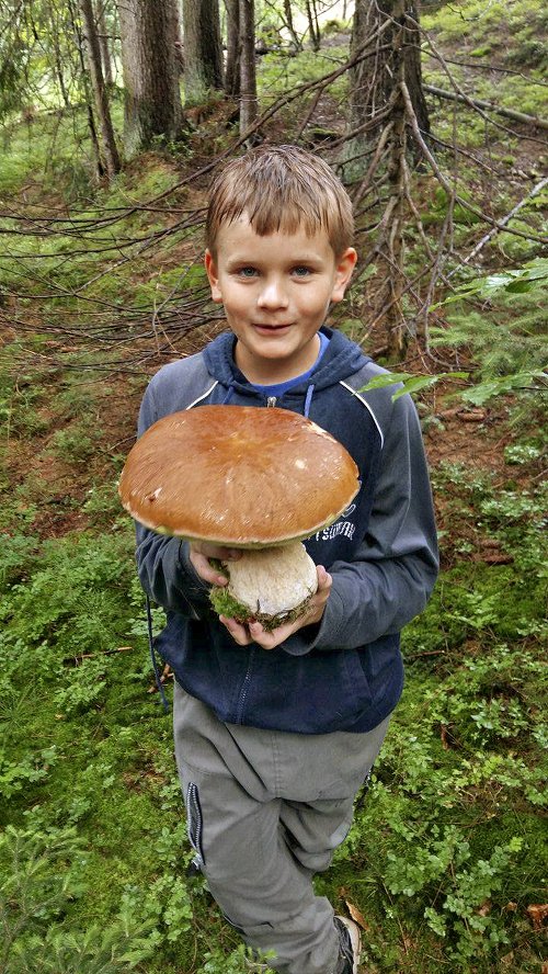 Dušanko (12) sa s dubákom hrdo odfotil.