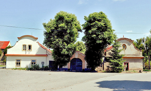 Čo opustil v Česku:  Kateřininu starú usadlosť (vľavo) nádherne zrekonštruoval. Nič z toho nemá, ale ani nič neľutuje.