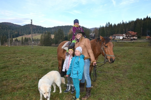Jazdu na koníkoch si s Dominikou Kirschnerovou (24) vychutnali aj deti z okolia Stratenej - Mia (6 - na koni), Tamarka (dole zľava, 7) a Kamilka (8).