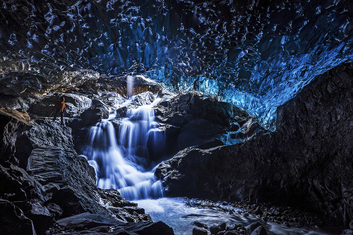 Jaskyňa sa v lete roztápa a zamrznutý vodopád opäť ožíva.