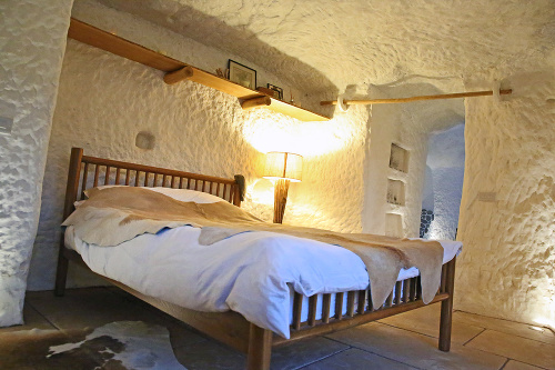 V jaskynnom príbytku sa nachádzajú izby ako v bežnej domácnosti.