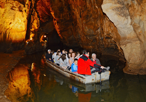 Školáci z Detvy si užívajú plavbu v jaskyni Domica po riečke Styx.