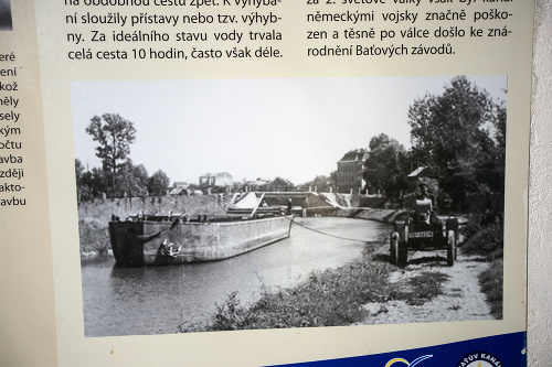 Minulosť: Koniec 30. rokov 20.stor. Traktor po hrádzi ťahá čln, na ktorom vozili uhlie.