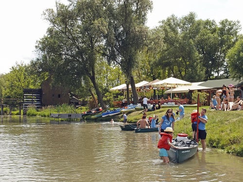Prestávka: Počas splavu na Malom Dunaji sú miesta s bufetmi, kde sa dá občerstviť.