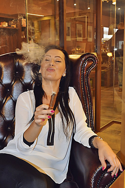 Sympatická Slávka (36) zvíťazila vo fajčení cigary s časom 2 hodiny 34 minút a 56 sekúnd.