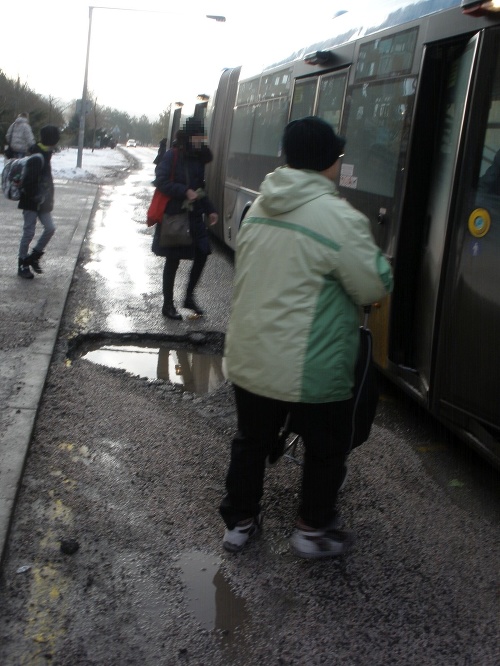 Cestujúci musia pri nastupovaní a vystupovaní z autobusu absolvovať prekážky.