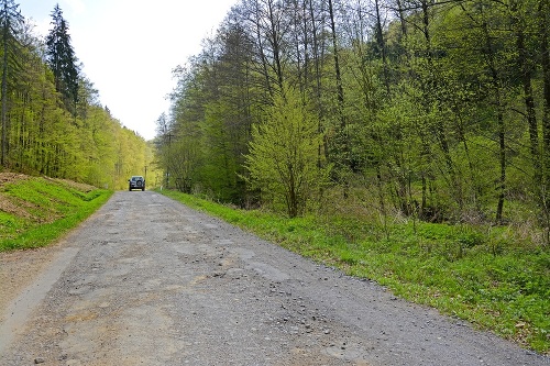 Cesta z Katrínskej Huty do Hrnčiarky pripomína tankodróm.