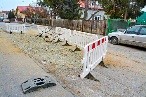 14.12.2016, 11.25 hod.: Jama je už síce zakopaná, chýba na nej ešte asfalt.