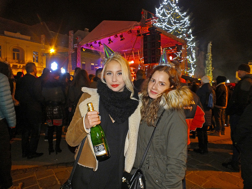 Košičanky Lenka (20) a Biba (22, vpravo) vítali Nový rok priamo v centre.