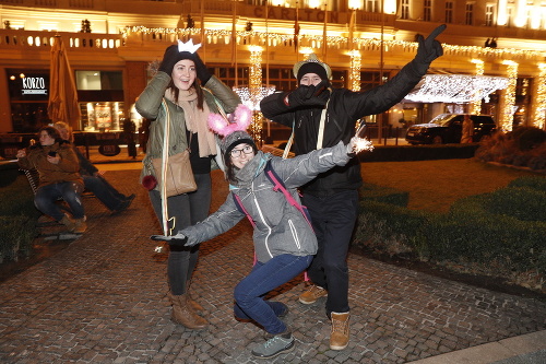 Do ulíc prišli osláviť príchod Nového roka aj poľskí turisti Magda (24),  Karolina (24) a Mihail (25). 