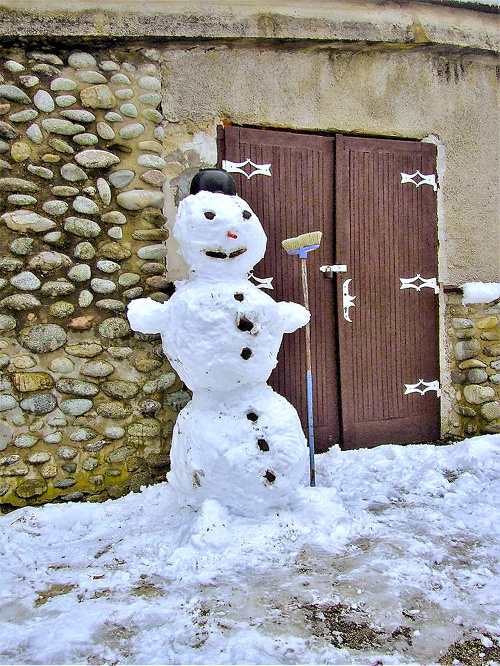 Pri Majekovej chate postavil údržbár Vlado aj takéhoto snehuliaka.