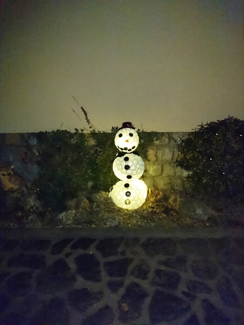 Aďkinho snehuliaka vidno aj v noci.