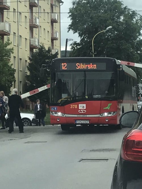 Cestujúci v panike vybiehali z autobusu.