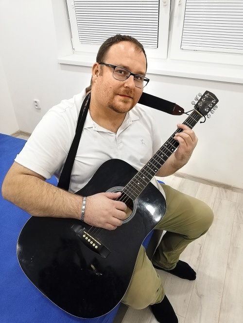 Matúš si spríjemňoval karanténu hrou na gitare. 