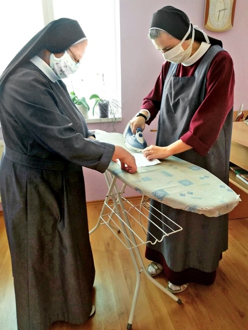 Sestry sa v kláštore venujú aj bežným činnostiam, rovnako ako ľudia, ktorí sú teraz doma. 