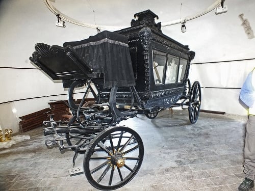 2020 - Vzácny pohrebný koč sa nachádzal na hrade Krásna Hôrka.