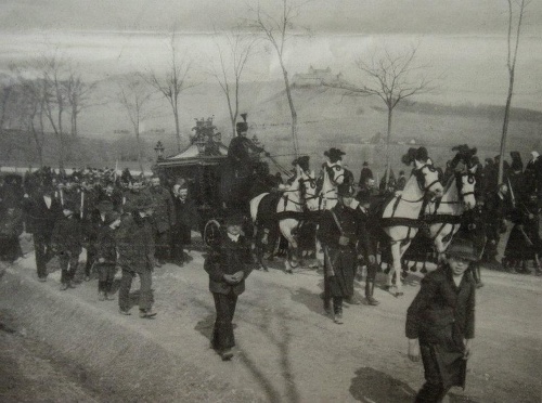 1904 - Pohrebný sprievod meral sedem kilometrov. 