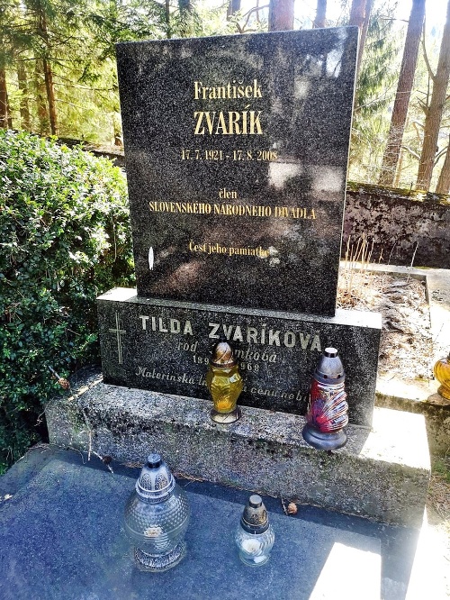 Slávny herec je pochovaný v dedinke Folkušová.