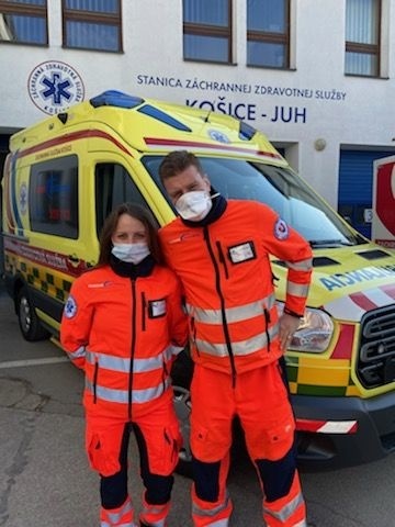 Pripravená zasiahnuť je aj  táto posádka Záchrannej služby Košice, ktorú tvoria záchranári Stanislav (38) a Zuzana (23).