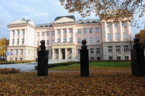 Budova MS v Martine a park s bustami národovcov.