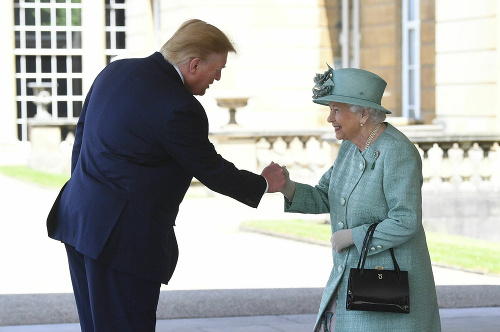 Britská kráľovná Alžbeta II. víta amerického prezidenta Donalda Trumpa