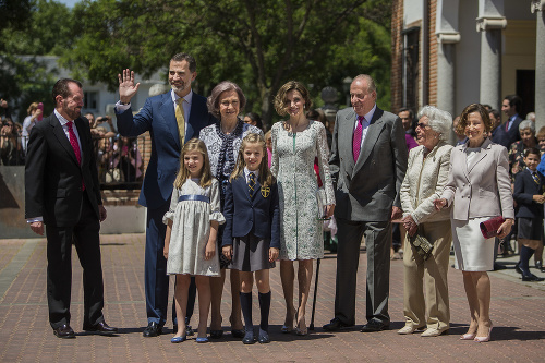 Španielska kráľovská rodina. Španielsky kráľ Filip VI. (druhý vľavo v pozadí), jeho otec Juan Carlos (tretí sprava), matka Sofia (tretia vľavo), kráľovná Letizia (uprostred), jej stará mama Menchu Alvarezová del Valleová a matka Paloma Rocaolanová (vpravo), princezná Sofia (vľavo v popredí) a korunná princezná Leonor (vpravo v popredí).