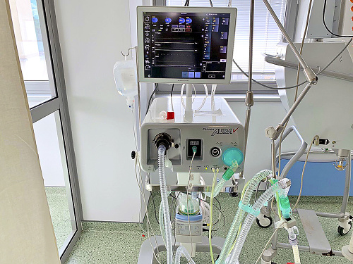 Špeciálny pľúcny ventilátor zachraňuje životy najviac ohrozených pacientov.