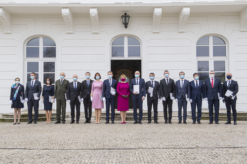 V rúškach: Prezidentka, predseda vlády SR a členovia vlády SR po vymenovaní v Prezidentskom paláci v Bratislave.