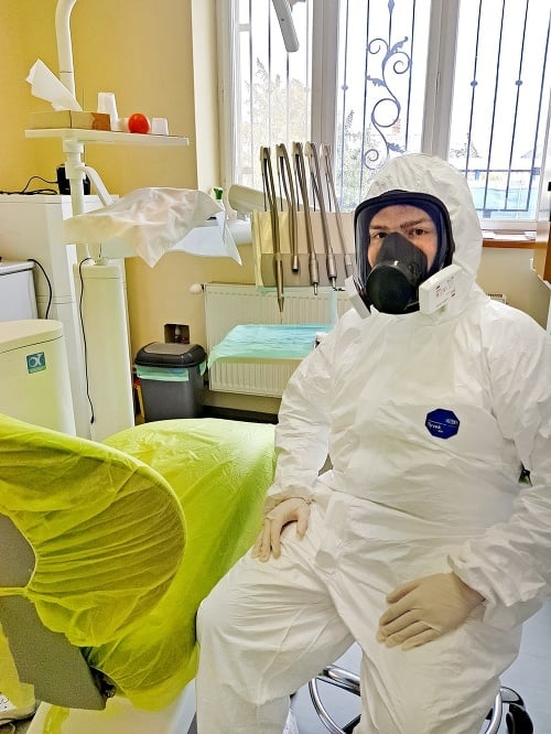 Zubár Zoltán Alex Szabó (27)  si zaobstaral ochranné oblečenie a masku s respirátorom. 