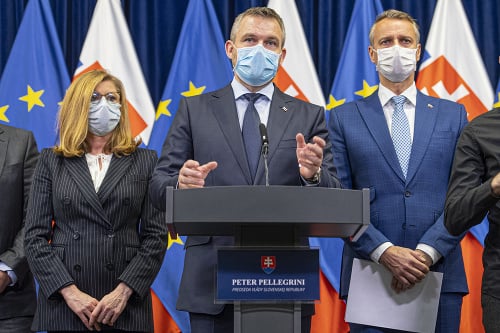 Premiér Peter Pellegrini po mimoriadnom rokovaní vlády SR potvrdil, že na Slovensku evidujeme 61 prípadov nákazy koronavírusom.