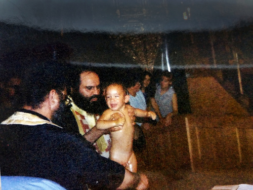 2000 - Malého Nikolausa krstili v Grécku na želanie jeho otca. 