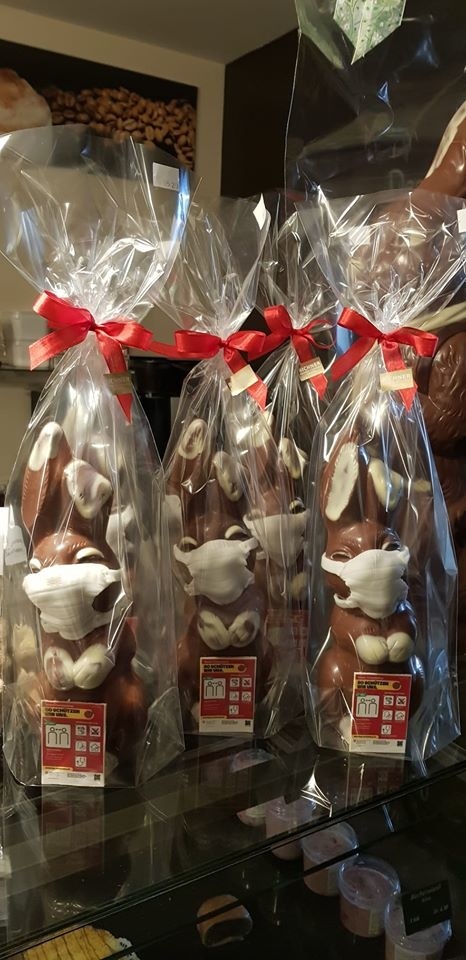 Cukráreň ponúka čokoládové zajace s rúškom.