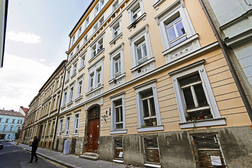 V tomto dome v centre Bratislavy vlasní dva byty od minulého týždňa Kičurov 20-ročný syn, ktorý ich kúpil bez hypotéky.